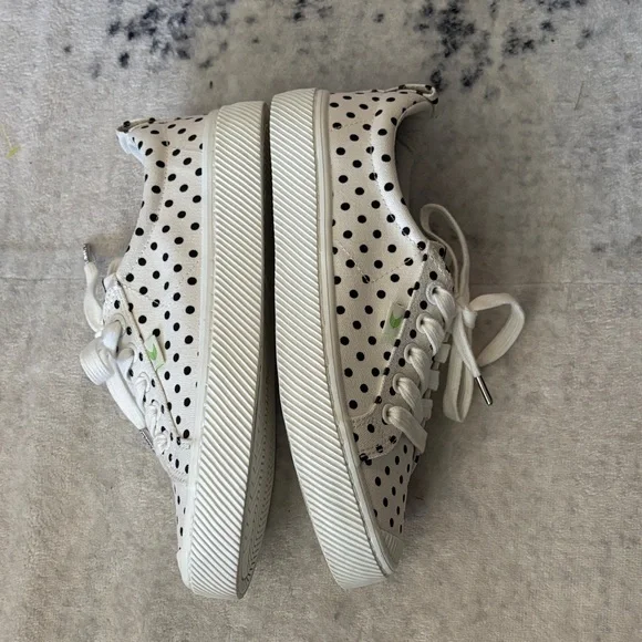 Cariuma Oca Low White Sneakers with Black Dots - Picture 9 of 9